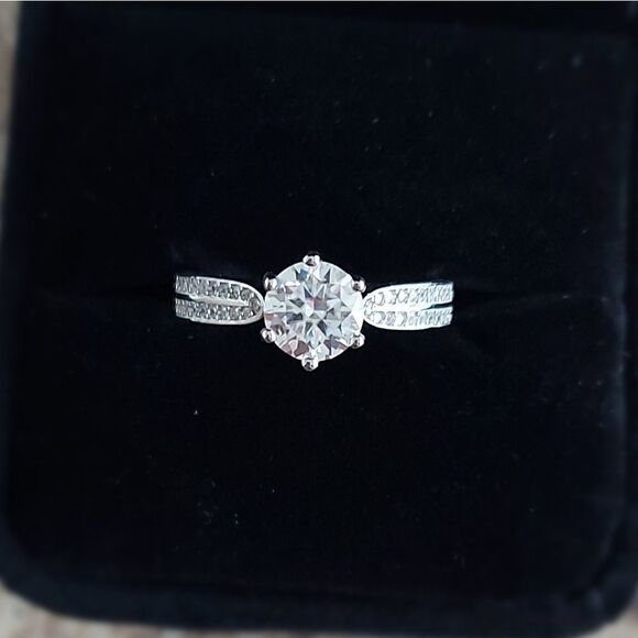 1 Carat Round Moissanite 925 Silver Ring - Picture 1 of 12